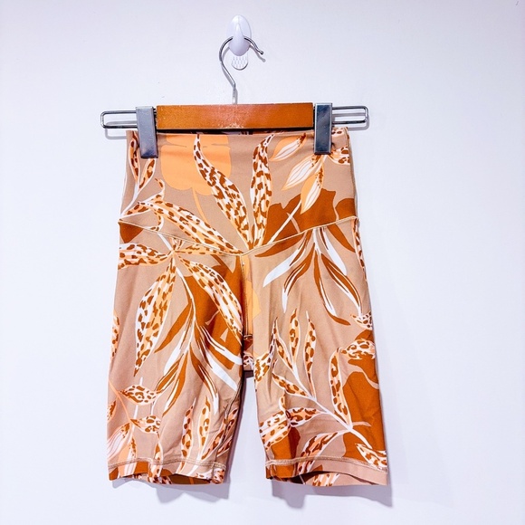 AERIE Beige bike shorts with leaf pattern - Picture 1 of 9